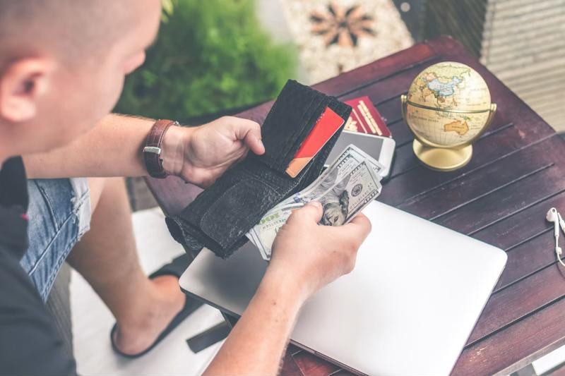 Counting cash from a wallet